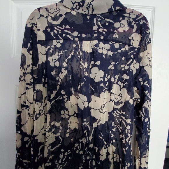 Sheer blouse with crystal buttons - Picture 2 of 5
